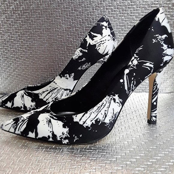 💥GUESS Black/White "GWELOY2" Heel | Size 8.5💥 - Picture 3 of 7